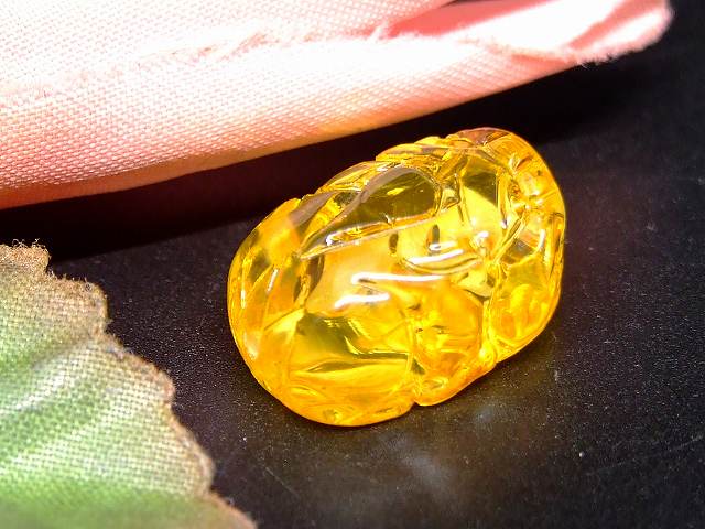 65948　　アンバー 琥珀 貔貅 ヒキュウ ひきゅう 15mm×12mm 5A 1個売り ルース 裸石 穴あり ペンダントトップ ブレスレット 送料無料 メキシコ産 天然石 パワーストーン