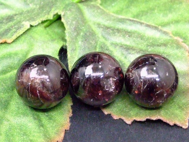 68230　　今月の半額 わけあり ガーネット 柘榴石球 16mm 3粒セット 穴なし 送料無料 インド産 天然石 パワーストーン