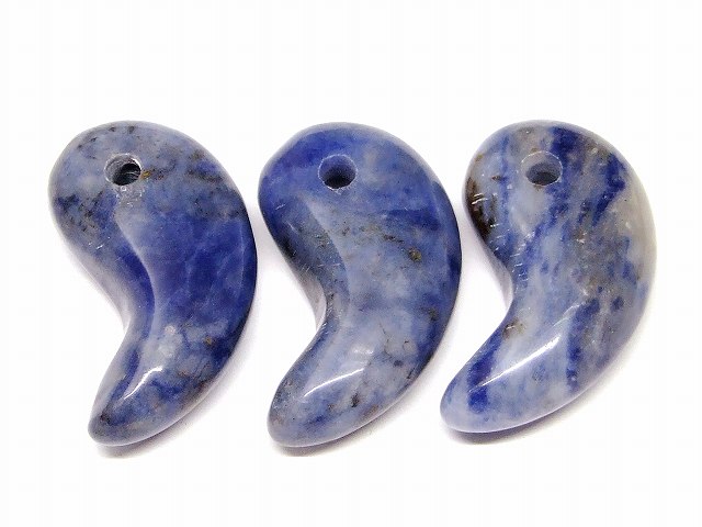66487B　　ソーダライト 勾玉 31mm×17mm 1個売り 送料無料有 天然石 パワーストーン