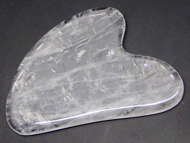 66862　　今月の半額 わけあり 虹入り 水晶 かっさプレート 80mm×51mm クリスタル クォーツ ポーチ付き 美肌 美顔 美容 マッサージ用 送料無料 天然石 パワーストーン