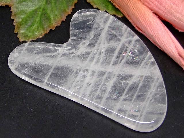 66865　　今月の半額 わけあり 虹入り 水晶 かっさプレート 79mm×51mm クリスタル クォーツ ポーチ付き 美肌 美顔 美容 マッサージ用 送料無料 天然石 パワーストーン