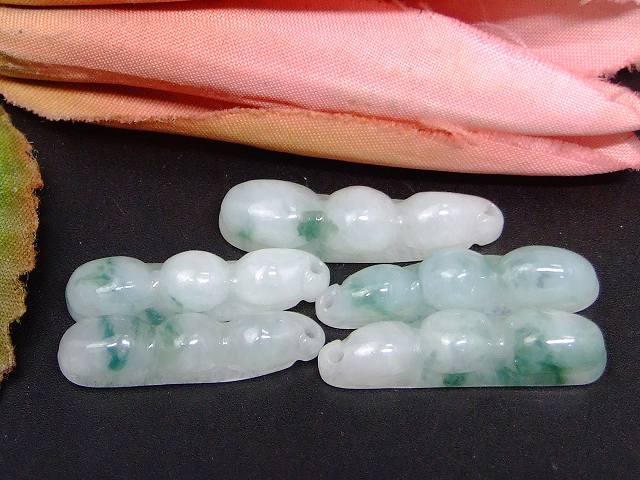 g3-3500H　　ミャンマー翡翠 ペンダントトップ 26mm×6mm 1個売り 福豆 ヒスイ ジェイド ジェード ミャンマー産 送料無料 天然石 パワーストーン