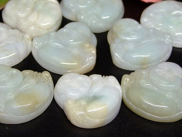 66847　　ミャンマー翡翠 ペンダントトップ 25mm×23mm 1個売り 七福神 布袋 笑門来福 ヒスイ ジェイド ジェード ミャンマー産 送料無料 天然石 パワーストーン