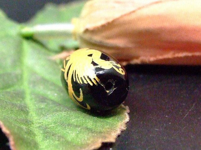 66894　 オニキス 朱雀彫り金彫り11mm×15mm 1粒売り 送料無料有 天然石 パワースト...