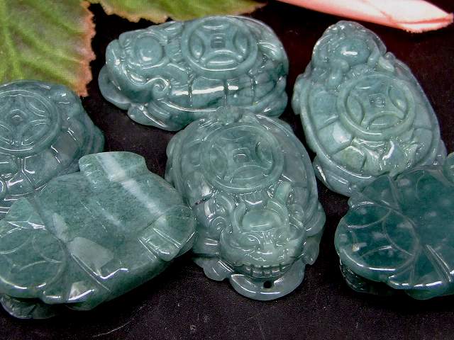 67287　　ミャンマー翡翠 ペンダントトップ 32mm×23mm 1個売り 銭亀 亀札 富甲天下 ヒスイ ジェイド ジェード ミャンマー産 送料無料 天然石 パワーストーン