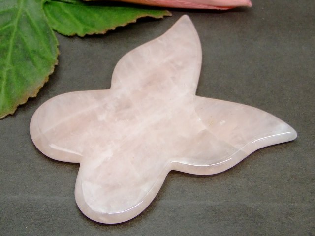 k3-15Z　　今月55％OFF わけあり ローズクォーツ かっさプレート 75mm×65mm 蝶型 バタフライ ポーチ付き 美肌 美顔 美容 マッサージ用 送料無料有 天然石 パワーストーン