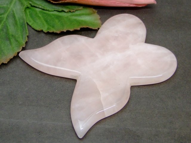 k3-15Z　　今月55％OFF わけあり ローズクォーツ かっさプレート 75mm×65mm 蝶型 バタフライ ポーチ付き 美肌 美顔 美容 マッサージ用 送料無料有 天然石 パワーストーン