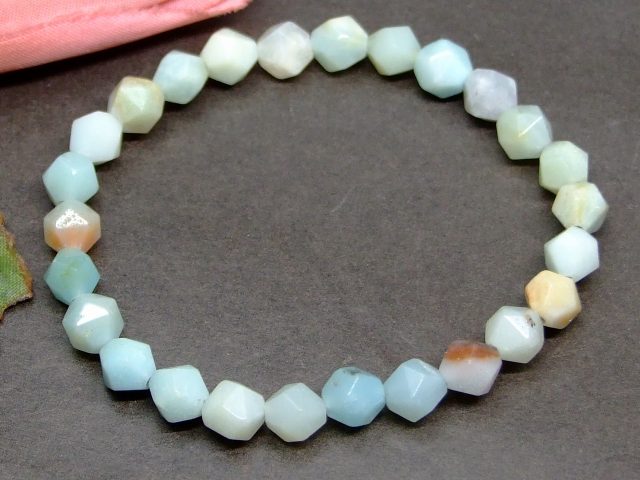 g3-665H　　ミックスアマゾナイト 天河石 6mm スターカット ブレスレット 内径調節可 送料無料 天然石 パワーストーン