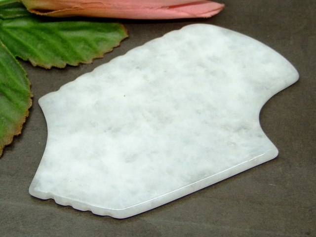 65019　　今月30％OFF かっさプレート 白翡翠 ホワイトヒスイ クォーツァイト ポーチ付き 美肌 美顔 美容 マッサージ用 送料無料有 天然石 パワーストーン