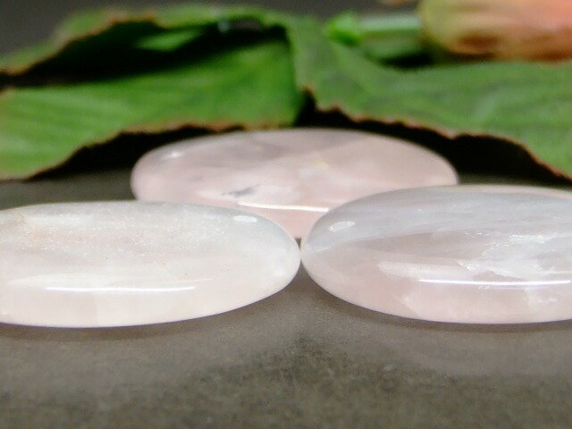 65030A　　ローズクォーツ 紅水晶 楕円型 35mm×30mm 1個売り ペンダントトップ 穴あり 送料無料 天然石 パワーストーン