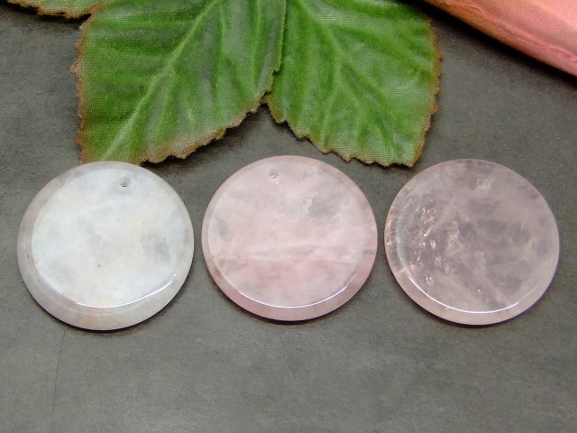 65031C　　今月の半額 わけあり ローズクォーツ 紅水晶 30mm 1個売り 穴あり ペンダントトップ 送料無料有 天然石 パワーストーン