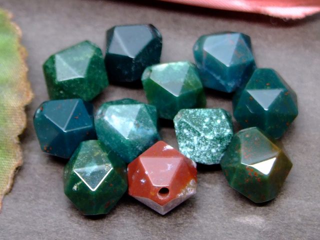 g3-1078K　　ブラッドストーン 10mm スターカット 1粒売り 送料無料有 天然石 パワーストーン