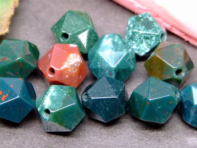 g3-1078K　　ブラッドストーン 10mm スターカット 1粒売り 送料無料有 天然石 パワーストーン