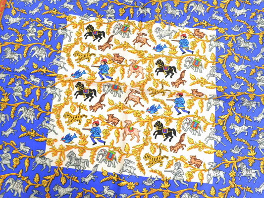 本物エルメスHERMESスカーフカレカレ90CHASEEENINDEインドの狩猟スカーフショールバンダナシルクブルーホワイトレッド服飾小物中古