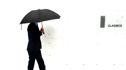 送料無料クラシコメンズステッチレザー折りたたみ傘軽量ミニ開閉便利機能レザーハンドル高級紳士傘雨傘傘かさカサ雨傘メンズおしゃれブランドメンズファッション保証付きストライプブラック♪