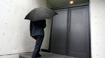 送料無料クラシコメンズ竹折りたたみ傘軽量ミニ開閉便利機能バンブーハンドル高級紳士傘雨傘傘かさカサブランドメンズファッション保証付きストライプブラック♪