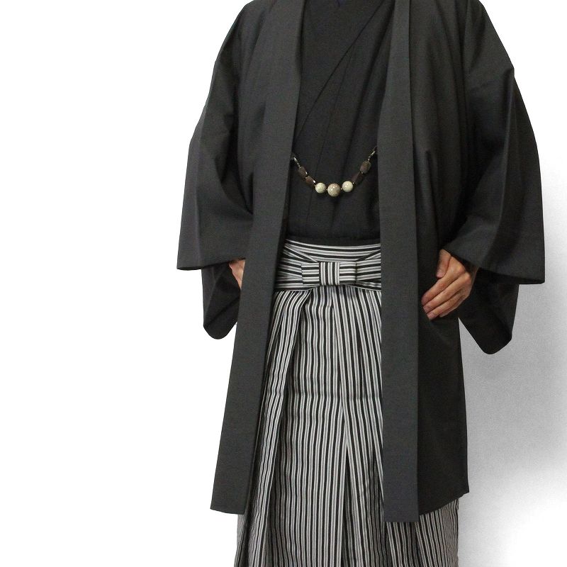 黒色の着物と、グレーの羽織、仙台平風の縞袴のセットです。生地は紬(つむぎ)です。着物と羽織を異なった同系色で組み合わせており、さりげなくおしゃれな印象で着こなせます。フォーマルな行事にご利用頂けます。袴は初めての方でも簡単にはけるように工夫された「和美換」製の仕立てです。帯は献上柄の専用帯です。（通常の角帯はお使い頂けません。）生地はポリエステルです。お正月〜成人式期間のご利用は料金が異なります。お客様の身長が、適応身長であることをお確かめくださいお客様のサイズ適応身長160〜166cm股下70〜77cmサイズについての詳細はこちらサイズS身丈132cm裄70cmはかま丈83cm色黒 グレー種類男物袷袴セット ／ 紬・羽織・袴素材ポリエステルフォーマル度＊＊＊＊延長料金(1日延長につき)2500円／日海外利用割引について &gt;予約状況サイズ違いは下記からお選びくださいMサイズ 適応身長 167〜173cmLサイズ 適応身長 172〜178cmXLサイズ 適応身長 179〜185cm　1日ご利用の着物レンタルプラン(ご利用2日前にお届け、ご利用翌日返却)です。着物、羽織、はかま、簡単帯（はかま専用）、雪駄（黒鼻緒）、たびソックス(濃紺色)、羽織ひも、着付け用品（半じゅばん、えり芯、ウエストベルト）一式セットでお届けします。はかまを穿くには付属の専用帯が必要です。通常の角帯、簡単帯ではご利用頂けませんのでご注意ください。　着物は洗えるポリエステルの着物を用いています。利用期間の延長ご希望の場合は、1日に付き2,500円(税込)で延長可能です。年末年始お正月期間は追加料金がかかります。お申し出なく返却が遅れた場合は延滞料として1日当たり別途5,000円(税込)ご請求しますので予めご承知願います。レディースメンズ春秋冬用初夏・初秋用夏用着物ゆかたXSSMLXL3L〜
