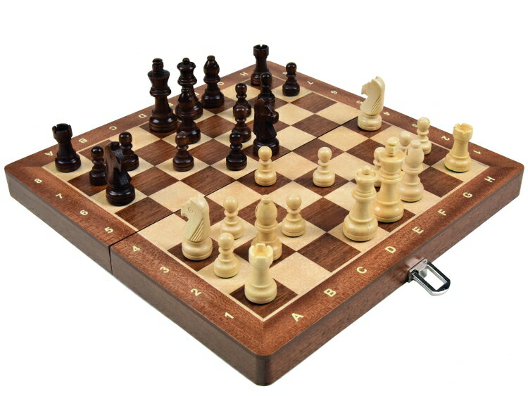 ◆　【チェス】一覧ページへ　◆　 トーナメント No.3 木製 チェスセット Tournament No.3 folding chess set 30cm×30cm 価値あり！一度限りの特別入荷商品 トーナメント チェスは、プロのチェスと見なされる唯一のものです。こちらは、その中で最もコンパクトで職場や家庭での使用のみならず旅行などの携帯にも重宝します。 ピース(駒)は、コンパクトながらも掴みやすく安定感のある洗練されたスタイルで、材質は、ヒメツバキというツバキ科の植物。適度な重みがあって手に心地よく、チェスの駒に適した硬く丈夫な素材です。 ボードは、メープルとサペリ材の寄木細工で、木目が美しくホワイトとブラウンのコントラストが際立ち、素材ならではの温かみのある高級な雰囲気を醸し出しています。 ピース(駒)とボードのスタイリッシュな雰囲気は対戦中に目を和ませてくれるだけでなく、部屋に飾るだけでヨーロピアンテイストのインテリアとしても楽しめます。 天然木と手作りのやさしい温もりを感じさせるボードやピース(駒)は日本人にも親しみやすく、プレゼントにもお勧めです。 原産国は、木工細工やチェスの生産が盛んな東欧ポーランド。クオリティーはプロフェッショナルをも満足させるお勧めの逸品です。 コンパクトながらも十分な大きさがあり掴みやすく安定感のある洗練されたスタイルのピース。 駒や美しい木目が映えるピースやボードは、手作りで一つ一つ丁寧に作られています。 ボードは、メープルとサペリ材の寄木細工で、ホワイトとブラウンのコントラストが際立つ洗練された仕上がりです。ボードは角を落としたアール加工が施されており収納時には中央から折りたたむことができるので場所をとりません。 ボードの内側は、フェルト調の収納ケースで、駒を傷めず効率よく仕舞えるように配慮されています。 キングの高さ 63mm キング底面直径 25mm 盤全体の幅 300mm×300mm×25.0mm (折り畳みサイズ300mm×150mm×50mm) 盤1マスの幅 30mm 総重量 約780g その他 ●ポーランド製(木製) ●当店オリジナル「チェスの遊び方ベーシックガイド（日本語）」をお付けしております。 ●この商品はギフト包装が可能です。 【ご注意】 ご使用に差し支えございませんが、元からのキズや凹み、塗装ムラ等が見られる場合がございます。一つ一つの手作りによる多少おおらかな点、予めご了承下さいませ。 ■写真の色、質感につきまして 写真の色や質感には、十分注意をはらっておりますが、パソコンやモニターの性能・設定及び室内の光源は様々で、ご覧になる環境によりましては、受ける印象が異なる場合がございます。ご理解の上ご購入ください。 ギフト対応 【注目キーワード】 子供 孫 ギフト プレゼント 知育 余暇 クリスマス 誕生日 玩具 おもちゃ ボード ゲーム 駒 盤 ピース トーナメント 大会 対戦 西洋 将棋 ポーランド ヨーロッパ 木製 ハンドメイド 手作り