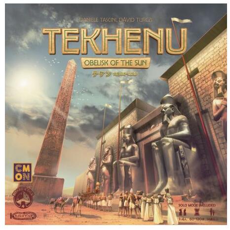 【仕様】 タイトル：テケン：太陽のオベリスク / Tekhenu: Obelisk of the Sun デザイナー：Daniele Tascini, David Turczi メーカー：Board&Dice Games / テンデイズゲームズ 発売年：2020 プレイ人数：1人〜4人 プレイ時間：90分〜120分 対象年齢：14歳〜 【詳細】「ツォルキン」、「マルコポーロの旅路」などで人気のデザイナー、タスチーニによるダイスドラフトをメインに、ありとあらゆる要素が盛り込まれた戦略ゲームです。 エジプトを舞台に、プレイヤーは、神を称え、都市を発展させていく中で、より高い得点を獲得することを目指します。 プレイヤーは、手番ごとにボード上に置かれたダイスを取り、ダイスの置かれていた場所に対応するアクションを実行します。 ダイスを取ることで行うことのできるアクションは、「彫像を建てる」、「工房を建設する」、「都市を発展させ人口を増やす」、「円柱を建てる」、「住人の幸福度を上げる」など、非常に多岐にわたっています。 しかも、それぞれのアクションは、ボーナス点へのアプローチ、パラメータ上げ、生産力の向上、他プレイヤーのアクションへの便乗、タイル配置パズル、特殊カードの獲得、マジョリティ争いといった要素を内包しており、また、綿密に絡み合っているため、一手一手が常にシビアな選択となるでしょう。 また、ボード上に配置されたオベリスクの影響を抜きにしてゲームを進めることもできないでしょう。 それぞれのダイスは、「オベリスクの影」による影響を受けており、その影響のバランスを、天秤上で取っていかなければならないのです。 同じアクションを選択するとしても、どのダイスを取るか、また、その目はいくつなのか、これらはアクションの効果にも関係しますが、加えて、さらに天秤上のバランスも踏まえなければならず、ここでもやはりシビアな選択を迫られるのです。 一人用ルールや早見表も含んでいるとはいえ、ルールブックは32ページにもなり、そのボリュームに圧倒されます。 しかし、ゲーム好きであれば、そのボリューム感に見合った満足感を得られるはずです。 ※ルールブックに、見出しの「・」、「1.」等が抜けている箇所がありました。そのため、差し替え用のルールブックを添付いたしております。テキスト自体には誤りはありませんので、同梱のルールブックも併用いただければと思います。　