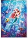 【仕様】 ピース数　：　300ピース 完成サイズ　：　26 × 38 (cm) 該当パネル　：　【3】 (C)Disney 【デコレーションパーツ】 ラインストーン ライトブルー×8 クリア×8 スパンコール(丸) クリア×20 クリアブルー×20 デコフィルム 【詳細】パズルデコレーション新シリーズ、組んで、デコって、かざりつけができる ポップアップパズルデコレーション Point1 パズルを煌びやかにする箔押し加工で、物語を一層美しく輝かせます♪ 箔押し位置：左手のバブルリング Point2 各キャラクターごとの世界観に合わせたデコフィルムシートがついていて、どこから見ても美しい、立体的なデコレーションが楽しめます♪　