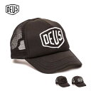 Baylands Trucker DEUS EX MACHINAクラシックコレクション。DEUSシールドトラッカーCAP。DEUSデザインオリジナルパッチをフロントに、後身はナイロンメッシュ。アジャスター付でサイズ調整可能。 ■サイズ 高さ 12.5 / つば 7 / 頭周り 51-61 (cm) Deus Ex Machina デウスエクスマキナはモーターサイクル、サーフィン、スケートボード、といったカルチャーをクロスオーバーさせライフスタイルを提案しています。 バリのチャングーに、その秘密基地はあり、オーストラリアからはシェイパーのエリス・エリクソン、ジェイソン・サリスバリー、フィルムメーカーのジミー・キナード、そしてアメリカからはアーティストのタイラーウォーレン。このデウス・テンプルで出会った彼らが、やがて流動的ながらムーブメントを起こします。 デウスはストックしたバイクやボードをバラバラにし、オリジナルのイメージにリビルドし、もっとクールで、速く、タフで、アートなテイストを散りばめています。 そして彼らが作るボードはアンチメインストリーム。それは壁に吊るす飾り物ではなく、バイクと同じように徹底的に乗り倒し、スピードとファンクション、アートとして一つの道具と化しています。 サーフィンとモーターサイクルのコネクションは今や大きな潮流のひとつ。デウス・エクス・マキナは、その二つに加えてアートや音楽も連動するライフスタイルを提唱しています。 ※メーカー希望小売価格はメーカーカタログに基づいて掲載しています。