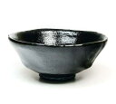 ■ 商品名：平茶碗 黒楽 ■ 作家：松楽窯（京都） ■ 寸法：直径13.5cm×5.8cm ■ 梱包：化粧箱ショップトップ&nbsp;&gt;&nbsp;カテゴリトップ&nbsp;&gt;&nbsp;茶道具【全般】&nbsp;&gt;&nbsp;抹茶碗&nbsp;&gt;&nbsp;松楽作　楽茶碗よく一緒に購入されている商品茶道具 抹茶碗 茶碗 仁清 菖蒲 宮地英香作7,260円類似商品はこちら茶道具 抹茶碗 平茶碗 赤楽 松楽窯作9,240円茶道具 楽茶碗/抹茶碗/抹茶茶碗 黒楽茶碗 10,290円茶道具 抹茶碗 筒茶碗 黒楽 松楽窯作9,240円茶道具 抹茶碗 馬盥茶碗 黒楽 松楽窯作9,240円茶道具 抹茶碗 茶碗 飴楽 松楽窯作9,240円茶道具 抹茶碗 筒茶碗 飴楽 松楽窯作9,240円茶道具 抹茶碗 馬盥茶碗 飴楽 松楽窯作9,240円茶道具 抹茶碗 筒茶碗 赤楽 松楽窯作9,240円茶道具 抹茶碗 松楽窯作 利休茶碗 赤楽7,220円新着商品はこちら2024/4/18茶道具 古帛紗 裏千家 交織　男性向き 1,400円2024/4/18茶道具 古帛紗 裏千家 交織　男性向き 1,400円2024/4/18茶道具 古帛紗 裏千家 交織　男性向き 1,400円再販商品はこちら2024/4/23茶道 懐紙入れ 正絹 四君子4,380円2024/4/23茶道具 茶道 すきや袋 数奇屋袋 正絹 鳳凰華5,980円2024/4/23数寄屋袋 すきや袋 茶道具 茶道 おしゃれ 亀5,980円2024/04/23 更新 【茶道具 抹茶碗】 平茶碗 黒楽 松楽窯作 商品詳細 ■ 商品名：平茶碗 黒楽 ■ 作家：松楽窯（京都） ■ 寸法：直径13.5cm×5.8cm ■ 梱包：化粧箱 ※一つ一つ手作りのため、景色や形が多少変わります。 サイズは、おおよその目安としてお考えください。 楽焼茶碗 (らくやきちゃわん) 楽焼は天正の初めごろから始まった焼物で、京都で生まれ、京都で育った唯一の焼物です。 釉色から、赤、黒、白色などがあります。 利休の精神が生かされ、轆轤（ろくろ）を使わず手捏ねで成形して箆（へら）で仕上げます。 一般の器とは異なり、お茶を喫する為に作られたまさに茶の湯のための茶碗といえます。 （鋏（ヤットコ）のはさみ跡） 千利休が指導し、長次郎に作らせた楽茶碗は、お茶を喫する為に作られた最初の和物茶碗と云われています。 また楽茶碗の中でも黒楽は、他の焼き物とは、窯及び、焼き方がまったく異なっています。 窯の中を120度近くの高温に保ちながら釉薬を施した茶碗を長いベンチのような鋏で、茶碗の縁を、はさんで窯の中に入れます。 3分から5分焼成後、真っ赤に釉薬が溶けたところで、再び茶碗の縁を鋏ではさんで窯より出します。 その時、溶けた茶碗の縁に『はさみ跡』と言われる凹みが出来ます。 釉薬の溶けた茶碗が外気に触れることにより釉薬の温度が急激に下がります。 この温度の変化が釉薬を黒く発色させます。 楽家歴代では、代々使う鋏を変えていると云われています。 ですから、古く茶人の間では、溶けた釉薬をはさみ出す、はさみ跡を景色と見立て、また作者の特徴をあらわす印として『はさみ跡』は、興味深く見られています。