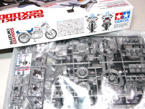 ホビーショップ遠州屋　楽天市場店のスズキ SUZUKI GSX1100S カタナ　1/12スケール (10) タミヤ模型｜アングル3