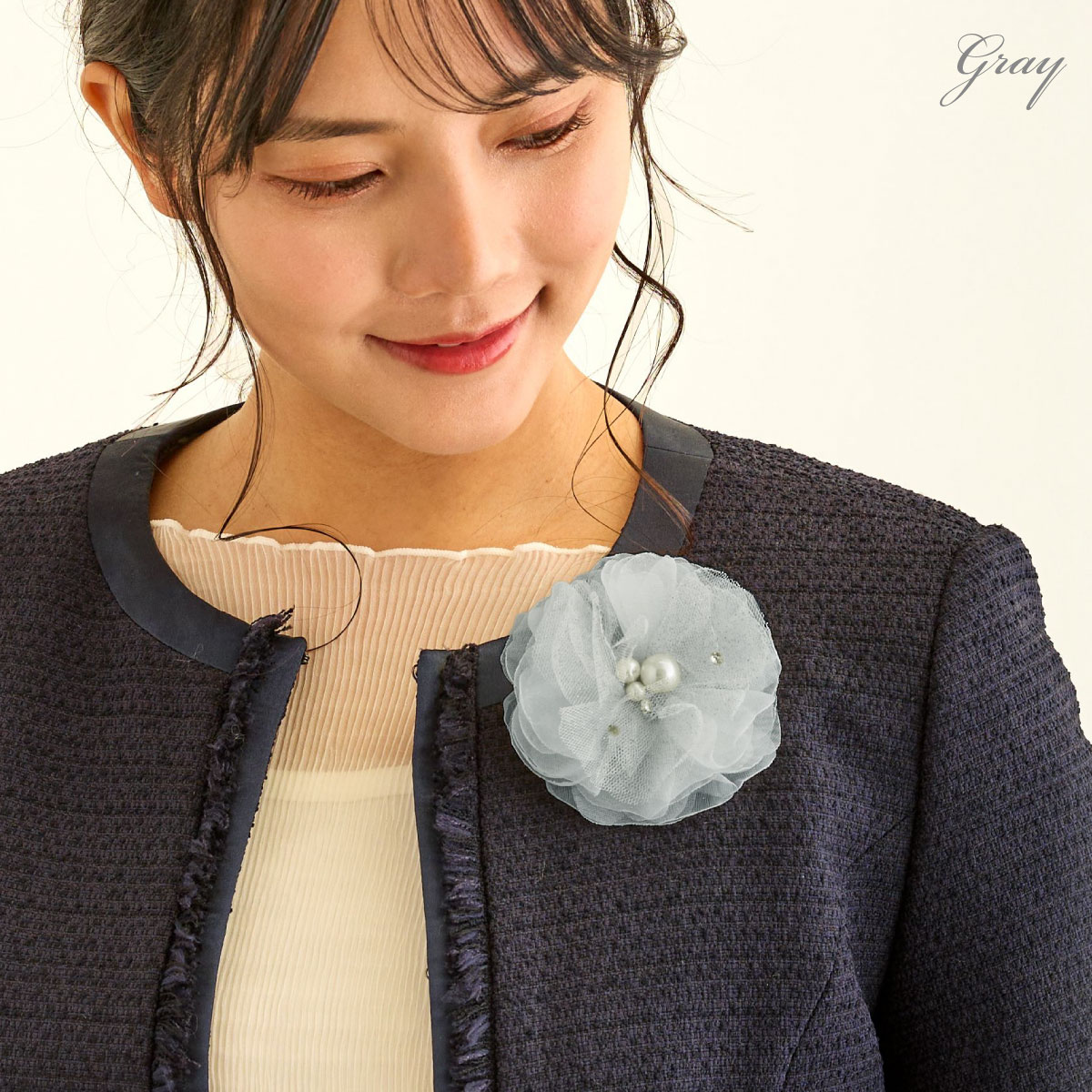 帽子のお店ハッピーハットのメッシュ コサージュ 夏 浴衣 ブローチ 結婚式 グレー ふんわり上品な輝き ラメ 大粒 パール飾り 華やか 8cm 丸い キレイ 9x 透ける レディース フォーマル 入学式 卒業式 スーツ ママ 発表会 お洒落 ドレス 保護者 コーラス 衣装 プレゼント｜アングル2