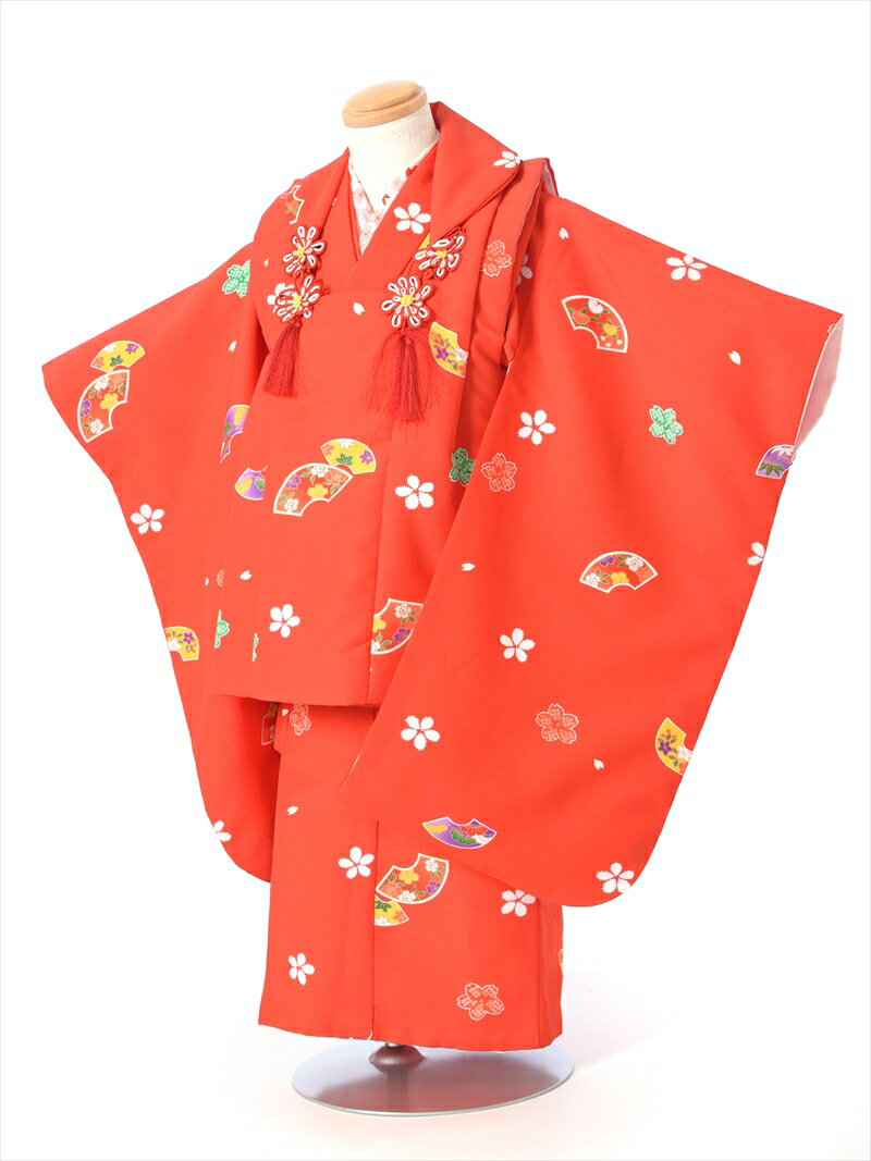 七五三レンタルについて［七五三レンタル］ ■素材：ポリエステル100％ ■身丈：76cm　肩裄：42cm　袖丈：57cm 3歳の標準サイズに調整済みです。 身長90cm〜100cm位 ※簡単なサイズ調整（腰紐にて）が必要な場合があります。【セット内容】 着物、被布コート、襦袢、草履、足袋、巾着、腰紐、髪飾り ※巾着・草履・髪飾りはそれぞれの商品によって変わります。 【レンタル期間】 レンタル期間は3泊4日となります。 基本ご利用日2日前にお届けになります。