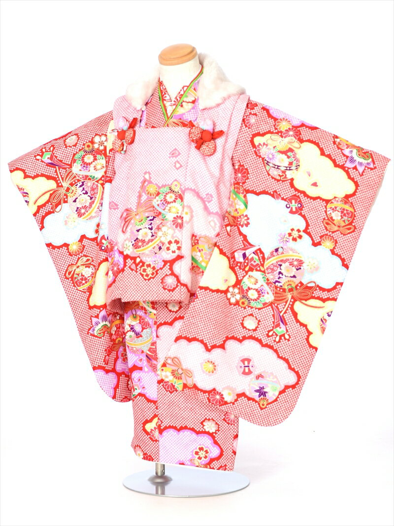 七五三レンタルについて［七五三レンタル］ ■素材：ポリエステル100％ ■身丈：76cm　肩裄：42cm　袖丈：57cm 3歳の標準サイズに調整済みです。 身長90cm〜100cm位 ※簡単なサイズ調整（腰紐にて）が必要な場合があります。【セット内容】 着物、被布コート、襦袢、草履、足袋、巾着、腰紐、髪飾り ※巾着・草履・髪飾りはそれぞれの商品によって変わります。 【レンタル期間】 レンタル期間は3泊4日となります。 基本ご利用日2日前にお届けになります。