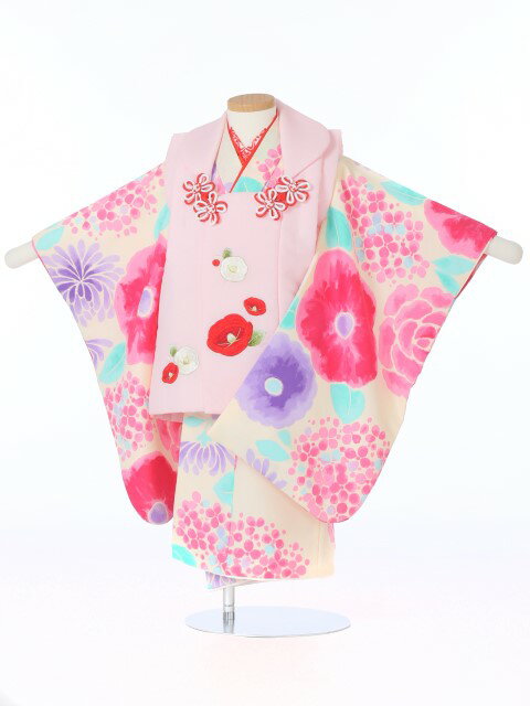 七五三レンタルについて［七五三レンタル］ ■素材：ポリエステル100％ ■身丈：77cm　肩裄：42cm　袖丈：57cm 3歳の標準サイズに調整済みです。 身長90cm〜100cm位 ※簡単なサイズ調整（腰紐にて）が必要な場合があります。【セット内容】 着物、被布コート、襦袢、草履、足袋、巾着、腰紐、髪飾り ※巾着・草履・髪飾りはそれぞれの商品によって変わります。 【レンタル期間】 レンタル期間は3泊4日となります。 基本ご利用日2日前にお届けになります。