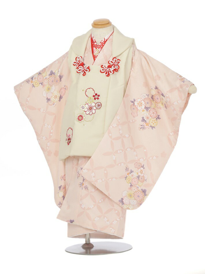 七五三レンタルについて［七五三レンタル］ ■素材：ポリエステル100％ ■身丈：76cm　肩裄：41cm　袖丈：57cm 3歳の標準サイズに調整済みです。 身長90cm〜100cm位 ※簡単なサイズ調整（腰紐にて）が必要な場合があります。【セット内容】 着物、被布コート、襦袢、草履、足袋、巾着、腰紐、髪飾り ※巾着・草履・髪飾りはそれぞれの商品によって変わります。 【レンタル期間】 レンタル期間は3泊4日となります。 基本ご利用日2日前にお届けになります。