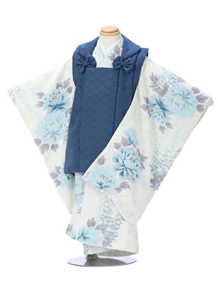 七五三レンタルについて［七五三レンタル］ ■素材：ポリエステル100％ ■身丈：76cm　肩裄：41cm　袖丈：57cm 3歳の標準サイズに調整済みです。 身長90cm〜100cm位 ※簡単なサイズ調整（腰紐にて）が必要な場合があります。【セット内容】 着物、被布コート、襦袢、草履、足袋、巾着、腰紐、髪飾り ※巾着・草履・髪飾りはそれぞれの商品によって変わります。 【レンタル期間】 レンタル期間は3泊4日となります。 基本ご利用日2日前にお届けになります。