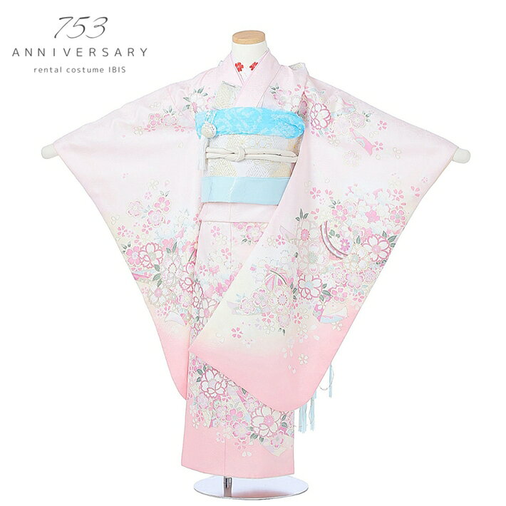 七五三レンタルについて［七五三レンタル］ ■素材：ポリエステル100％ ■身丈：133cm　肩裄：54cm　袖丈：76cm 7歳の標準サイズに調整済みです。 身長115cm〜125cm位 ※簡単なサイズ調整（腰紐にて）が必要な場合があります。【セット内容】着物、襦袢、結び帯、草履、バッグ、帯揚げ、箱迫、帯〆、しごき、末広（扇子）、足袋、腰紐(2本)、コーリンベルト、伊達締め、髪飾り ※お着物以外の小物は写真の商品と異なる場合がございます。 【レンタル期間】 レンタル期間は3泊4日となります。 基本ご利用日2日前にお届けになります。 ご利用日の翌日までにご返却の発送をお願い致します