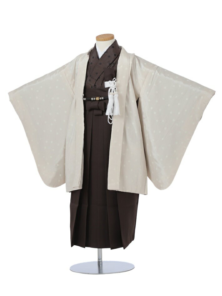 七五三レンタルについて［七五三レンタル］ ■素材：ポリエステル100％■こちらの商品は帯結び不要の簡単着付け仕立てです。 ■羽織丈：59cm　肩裄：49cm　袴丈：60cm 身長…107cm〜120cm 5歳の標準サイズに調整済みです。【セット内容】 羽織・着物・袖なし襦袢・角帯付き袴・扇子・懐剣・お守り・羽織紐（チェーン）・草履・足袋・サスペンダー 【レンタル期間】 レンタル期間は3泊4日となります。 基本ご利用日2日前にお届けになります。 ご利用日の翌日までにご返却の発送をお願い致します