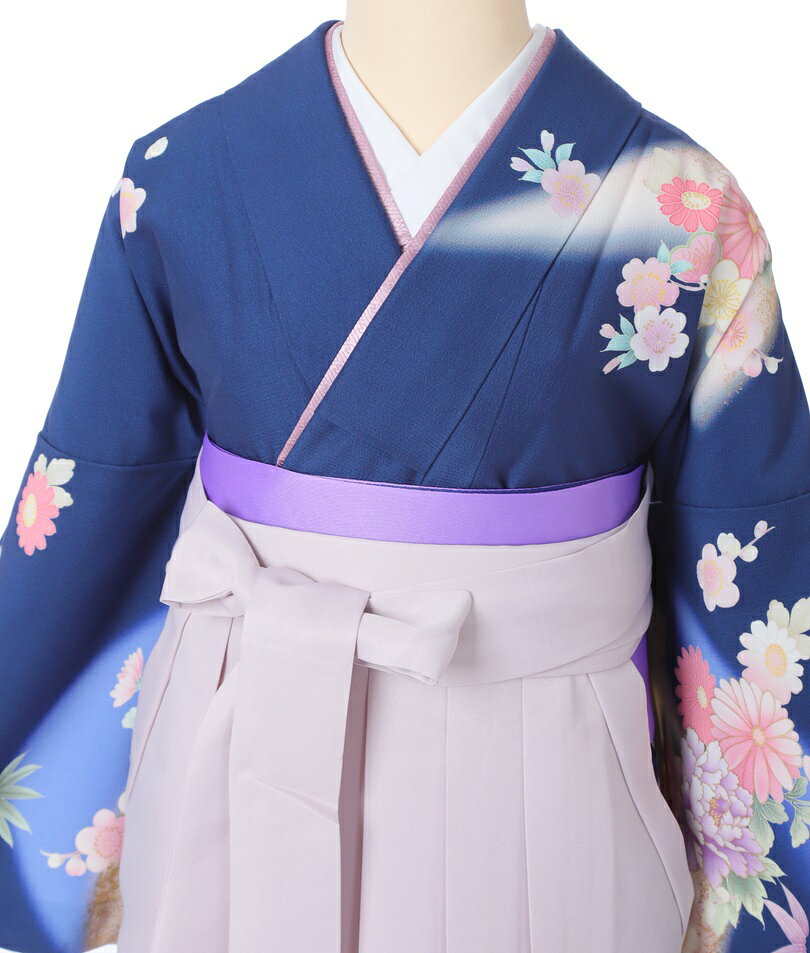 宅配レンタル衣裳アイビスの【レンタル】卒業式 袴 レンタル フルセット 先生向き(DKH072)乙葉 青色 牡丹 菊 松 薄紫袴 大人 女 袴セット 着物レンタル ハカマ はかま rental 着物 レンタル着物 対応身長153～158cm｜アングル3