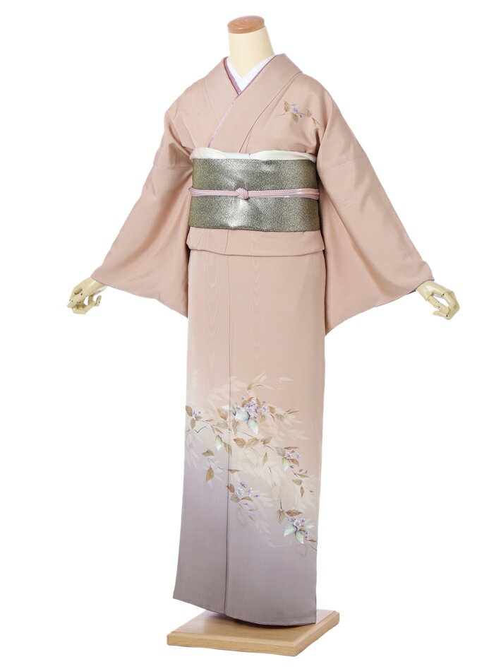【商品番号】8AD564(ベージュ)30代〜50代向きの柄です 表地・・・正絹 裏地・・・ポリエステル 洋服サイズ・・・13号位まで 身長・・・150cm〜170cm位まで 裄・・・68cm 身丈・・・168cm 袖丈・・・49cm 前幅・・・25cm　後幅・・・30cm 【期間】レンタル期間は最大3泊4日となります。 ご利用日2日前にお届けになります。 ご利用日の翌日までに返却発送して下さい。 【レンタル内容】 訪問着・袋帯・長襦袢・帯締め・帯揚げ 重ね衿・草履・バック・足袋・肌着・腰紐4本・帯枕 コーリンベルト・伊達締め2本・前板・衿芯 ※足袋はプレゼントいたします。 ※着付けに必要なタオルはご準備ください。 ※着物以外の帯や小物などはお選び頂いた 着物に合わせて当店スタッフがコーディネート させていただきます。