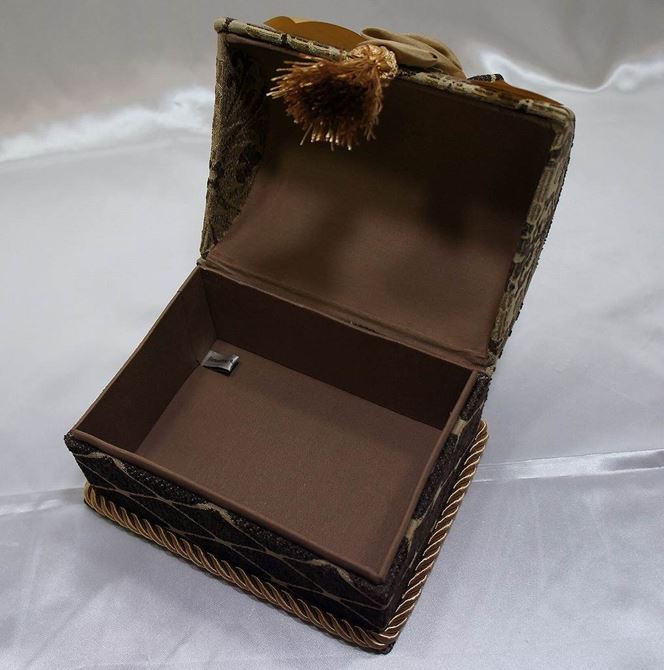 アンティークロココ調輸入家具ベベの12/3(水)まで【20%OFFクーポン＋P2倍】 トランクBOX Broderick ジェニファーテイラー Jennifer Taylor おしゃれ ロココ調 アンティーク調 ヨーロピアン クラシック インテリア 雑貨 ファブリック｜アングル3