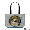 商品詳細 商品名名画バッグ Mサイズ(ミュシャ「蔦」) サイズ（cm）W35.5×H26×D7.5cm(紐の長さ…約23cm) 材質ポリエステル100％、ファスナー 配送宅配便（玄関渡し） 納期【メーカー取寄せ品】14営業日以内に出荷 補足 【こちらはメーカー取寄せ品です】 ◇ご注文をいただいてからメーカーへ在庫確認し、取寄せ致します。配送料値上げに伴い週1回程度まとめての取寄せになりますので、お届けまでに2週間以上かかる場合がございます。 ◇メーカーにて在庫切れの場合もございます。その際はメールやお電話にてその旨ご連絡いたします。予めご了承のほどお願い申し上げます。事前の在庫確認も承りますのでお気軽にお問い合わせください。 【補足】 なるべく実物に近い状態で撮影していますが、撮影時の光の加減やお客様のPC設定により、色合いが若干異なる場合がございます。 輸入家具 輸入雑貨 アンティーク家具 アンティーク雑貨 白家具 輸入ソファ 収納家具 ヨーロピアン ロココ調 姫系 プリンセス 猫脚 かわいい 家具 クラシック家具 ジェニファーテイラー 天使 オブジェ ガーデニング雑貨 おしゃれ雑貨 海外 インテリア を取り扱っております。 ▼ご使用シーンご自宅用はもちろん、 プレゼント 贈り物 誕生日 ギフト 母の日 父の日 クリスマス 新築祝い リフォーム 模様替え 引越し 贈答品 什器 コスプレ 撮影 スタジオ 写真館 小道具名画バッグ Mサイズ(ミュシャ「蔦」)