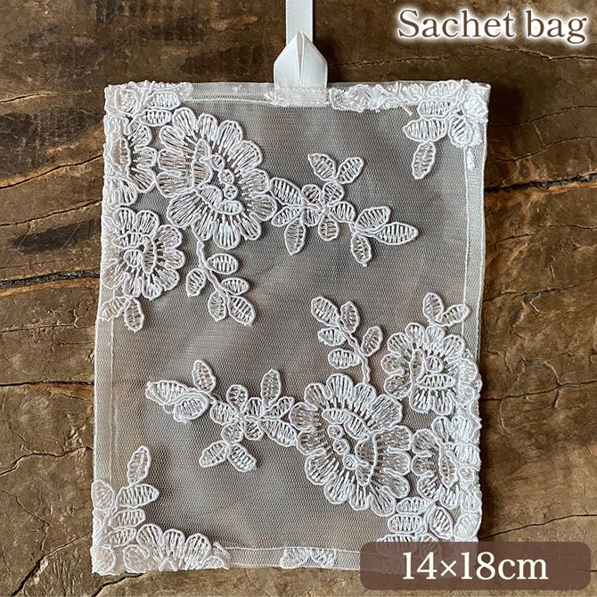 商品詳細 商品名レース サシェバッグ SB80 サイズ（約）14×18cm 生産国中国 配送方法宅配便・レターパックなど※メーカー直送品のため、配送方法はご指定頂けません。 納期出荷後1〜5日程度 補足※当商品はメーカー直送品です。◆代金引換はご遠慮ください。◆在庫切れの場合や、入荷時期の関係でお届けに時間が掛かることがございます。その際はメールにてご連絡致しますので、予めご了承ください。◆ご注文確認メール後のキャンセルや変更はお受けいたしかねます。色やサイズ等を十分ご確認の上ご注文下さいますようお願い致します。・なるべく実物に近い状態で撮影していますが、撮影時の光の加減やお客様のPC設定により、色合いが若干異なる場合がございます。 輸入家具 輸入雑貨 アンティーク家具 アンティーク雑貨 白家具 輸入ソファ 収納家具 ヨーロピアン ロココ調 姫系 プリンセス 猫脚 かわいい 家具 クラシック家具 ジェニファーテイラー 天使 オブジェ ガーデニング雑貨 おしゃれ雑貨 海外 インテリア を取り扱っております。 ▼ご使用シーンご自宅用はもちろん、 プレゼント 贈り物 誕生日 ギフト 母の日 父の日 クリスマス 新築祝い リフォーム 模様替え 引越し 贈答品 什器 コスプレ 撮影 スタジオ 写真館 小道具 新築、リフォーム、リノベーションで家具の買い替えをご検討のお客様、ぜひご相談ください 家を建てられるお客様や、大きな家具を移動したり、壁紙を張り替えたりといった、大掛かりなリフォーム、リノベーションをご検討中のお客様は、ぜひご相談ください。 輸入家具に詳しいスタッフが、確かな知識と提案力で「あなただけの心地いい」を実現するお手伝いをさせていただきます。 家具のまとめ買い割引のご用意もございます。お気軽にご連絡ください。レース サシェバッグ SB80 繊細なレースを使った優しいイメージのサシェバッグ。 サシェやポプリなどの芳香剤を入れて、お部屋に飾ってアクセントに。 贈り物にも最適。