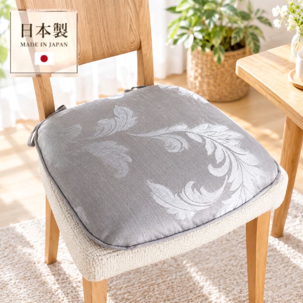サイズ：横約46x縦44cm 素　材：生地／ポリエステル100% 　　　　中身／ポリエステル100% 　　　　　　　(へたりにくいウレタン中綿) 厚　み：約6cm ・ファスナー付でカバーを取外し洗濯できます。 ・両面同柄です ・ひもがついているので椅子からずれ落ちる心配がありません。 ・ダイニング用食卓椅子や事務椅子に最適♪ ※ご覧になられているパソコン等の環境や写真撮影時の照明により、実際の商品と多少お色の違いがある場合がございます。 予めご了承下さい。