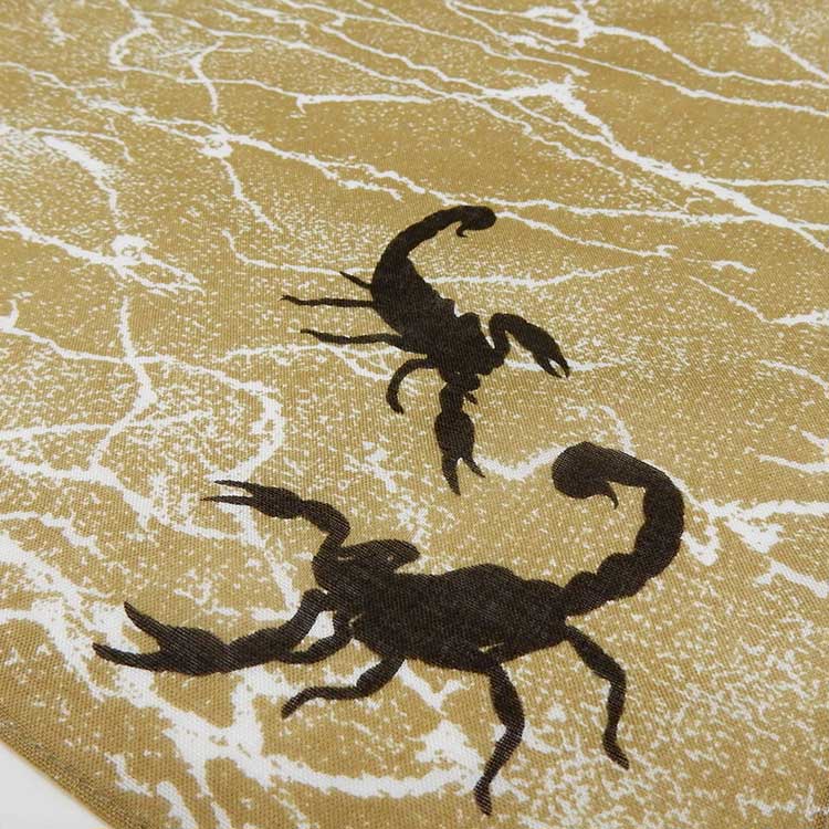 ◆バンダナ◆薄黄土色◇サソリ◇綿100％◇日本製　52cm×52cm　ハンカチ　スカーフ　お弁...