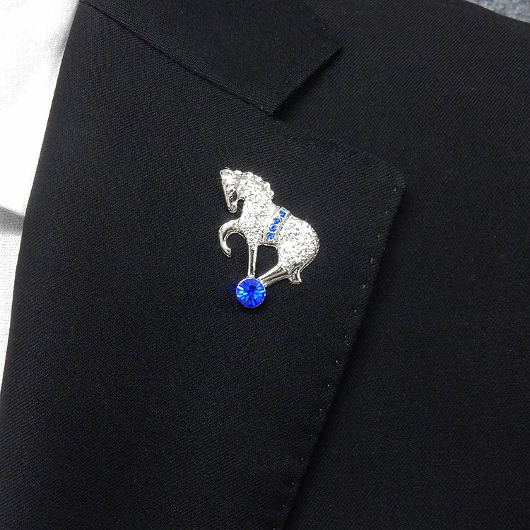 ラペルピン スワロフスキー（クリスタル×ブルー） 馬 シルバー ブローチ メール便可 ACC21-3018A