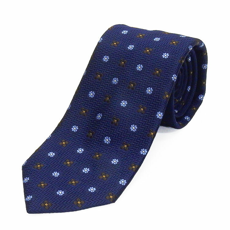 Executive●Tie タテ糸ヨコ糸をあまく撚糸し、低速度で丁寧に 織り上げることにより、絹鳴りのする生糸本来の 自然の柔らかさ・風合い・光沢を損なわない 高品質の生地を使用しました。 縫製は伝統ある京都で本手縫い加工で 仕上げています。 ふんわりと締め心地の良いネクタイです。 メール便送料無料（代引・日時指定不可） 商品詳細 内容 シルクタイ 色 （紺×黒紺）×サックス×チョコ茶 柄 花小紋 地：ミニヘリンボーン 素材 シルク100％ サイズ 大剣幅約8cm　　小剣幅約4cm 長さ約147cm(±3cm程度個体差が生じる場合があります) 仕様&nbsp; はなかん止め・たるみ糸 小剣通し（共生地） 日本縫製　all kyoto made ご注意 ・メール便のみの発送です。 ・他商品と同梱できません。 ・代引および日時指定はできません。
