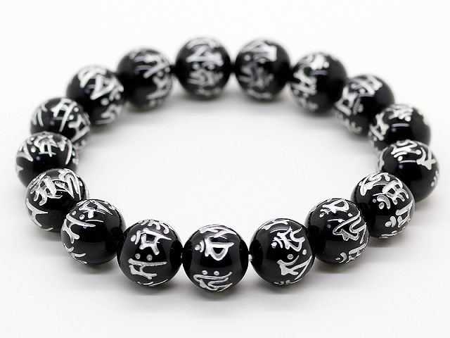 七梵字金彫りオニキスの強力浄化で運気放出ブレスレットを作りました！！ 1玉に七つの文字を彫っておりシンプルなデザインの中に強力な力を込めております！！ ■材質 ランク　AAAA 内周約17cm (フリーサイズ)　 七梵字銀彫りオニキス12mm ■石の意味 【オニキス】 持ち主の意志の力を強くさせ、正しい判断力を与え、他人の悪意を跳ね返して身を守る「自己防衛の石」と呼ばれます。 強力な魔よけや邪気払いのパワーストーンとして、他人から不本意に恨みや妬みをかってしまったときには、バリアを張り、害が及ばないよう持ち主を守ります。 【梵字】 キリーク 千手観世音菩薩(せんじゅかんぜぼさつ） タラーク 虚空像菩薩(こくぞうぼさつ ） マン 文珠菩薩(もんじゅぼさつ) アン 普賢菩薩(ふげんぼさつ) サク 勢至菩薩(せいしぼさつ) バン 大日如来(だいにちにょらい) カーン 不動明王(ふどうみょうおう)