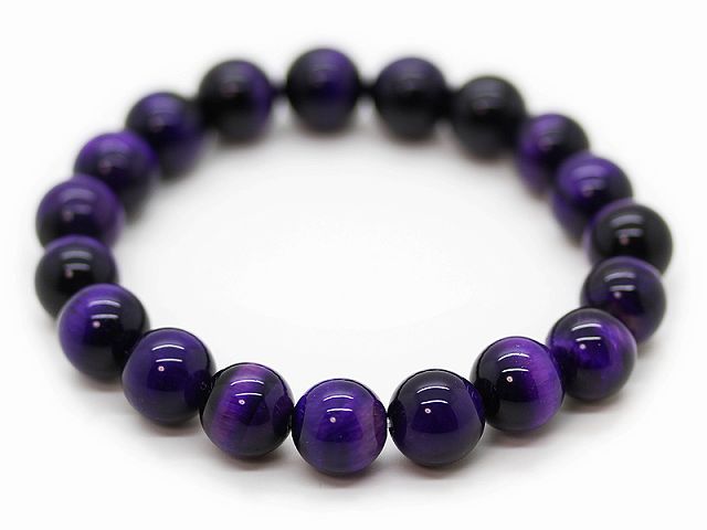 深みのあるパープルが特徴のパープルタイガーアイブレスレットになります。 タイガーアイは、いざ勝負事や仕事など大事な時に力を発揮し、行動力が増してくるとされています。 ■材質 内周約17cm 伸ばしても丈夫なオペロンゴム4重にして使用　 パー...