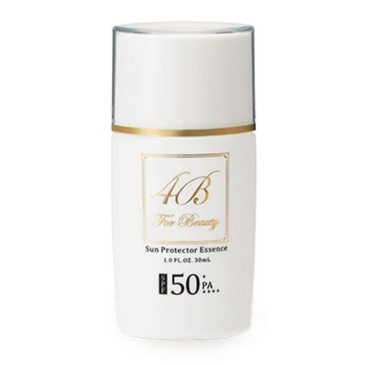 4B SUN PROTECTOR ESSENCE 30ml 　 SPF50PA+++なのに白浮きしないリキッドUV ■白浮きしないごわつかない 日焼け止め特有の白浮きがなく、お肌にスッと馴染みます。リキッドタイプなので、 スッと伸びて、お肌もごわごわしません。潤いを補給しながら、強い陽射しからお肌を守ります。 ・ユビキノン・ユキノシタエキス・α‐アルブチン・ローズ　配合。 ■無添加でお肌に優しい ノンケミカル（紫外線吸収剤不使用）だから、低刺激でお肌に優しい。鉱物油、タール系色素不使用、パラベンフリー。ほのかなローズの香りは、天然のバラの精油配合です。 ◎ウォータープルーフ ◎お顔にもボディにも使用できます。 追加成分 加水分解コラーゲン ヒアルロン酸Na PCA-Na，乳酸Na アルギニン アスパラギン酸 PCA、グリシン、アラニン セリン、バリン、プロリン トレオニン、イソロイシン ヒスチジン ※リニューアルに伴い下記成分は不使用となりました ユビキノン、α-アルブチン、ユキノシタエキス、1,2-ヘキサンジオール、酢酸トコフェロール、テトラヘキシルデカン酸アスコルビル、センチフォリアバラ花油、水添レシチン、ダイズステロール ・広告文責（社名:癒し工房・連絡先電話番号：06-6636-3800） ・メーカー名：株式会社NBS ・製造国：日本製 ・商品区分：化粧品