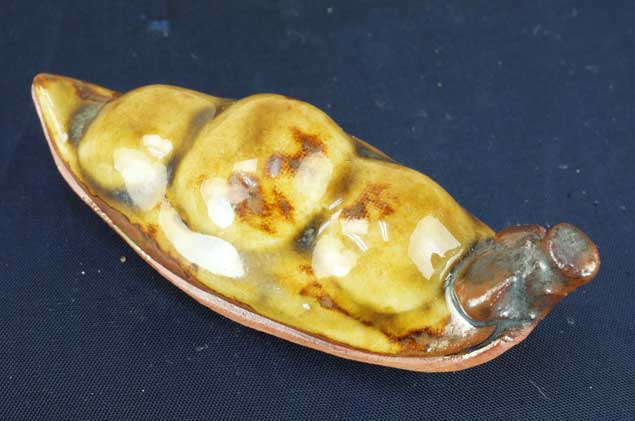 【一品物】【添景】太古窯 家門作「えんどう豆（箸置き）」［高：約2cm 間口：約6cm］【小道具】【伊予..