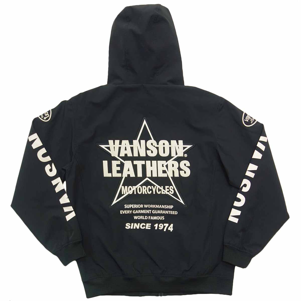 ブランド vanson(バンソン) 素材 表地→ナイロン92% ポリウレタン8%裏地→ポリエステル100%リブ→ポリエステル100% 品番 NVSZ-2603 仕様 ・防風/撥水/保温効果のある生地を使用・表地はストレッチナイロン素材・フロント→左胸のロゴは刺繍・バック→星はアップリケ刺繍、それ以外のロゴは刺繍＋プリント・両袖→ワッペン＋プリント・ポケットはフロントに2か所・両脇にハトメ付き 商品説明 アメリカンモーターサイクルカルチャーを背景に持つVANSONから、機能性とデザイン性を兼ね備えた三層ストレッチマウンテンパーカージャケットが登場。表地にはストレッチ性のあるナイロン素材を使用し、防風性・撥水性・保温性を備えた高機能素材により、外気の影響を受けにくく快適な着用感を実現しています。裏地にはポリエステル素材を採用し、軽さと保温性のバランスにも配慮された仕上がりです。フロント左胸にはロゴ刺繍、バックには星モチーフのアップリケ刺繍を配置し、またその他ロゴ部分は刺繍とプリントを組み合わせることで立体感と存在感を演出。両袖にはワッペンとプリントを施し、バンソンらしい無骨で男らしいデザインを強調しています。ポケットはフロントに2か所備え、実用性も確保。両脇にはハトメを配置し、蒸れにくさにも配慮されています。アメカジやバイカースタイルはもちろん、普段使いやアウトドアシーンにも対応できる、機能性とデザイン性を両立した一着です。 ブランド説明 1975年、アメリカ・ボストンで誕生した、名門モーターサイクルブランド。バイカーやライダーをはじめ、ツーリングを愛するバイク乗り・オートバイユーザーから長年支持され続けているパイオニア的存在です。バイクウェア・ライダースジャケットなど、多彩なアイテムを展開し、ハーレー乗りやロングツーリング愛好家にも人気。今もなお、バイクライフを楽しむ多くのライダーに選ばれているブランドです。 発送方法 ★全国一律送料無料★●商品は外部倉庫より発送いたします。 発送について ■午前11時までにお支払いの確認ができたご注文は、当日中に倉庫へ発送指示を行います。■午前11時以降のご注文は、当日または翌日に倉庫へ発送指示を行います。 お届けについて ■当店より倉庫へ発送指示を行った後、通常1～4日以内に商品をお届けいたします。※最短でのお届けをご希望の場合は、お届け日を指定せずにご注文下さい。 ※北海道・沖縄・離島につきましては、お届けまで1週間前後かかる場合がございます。　 実寸(cm) 身幅 着丈 肩幅 袖丈 L 60 69 49.5 64.5 LL(XL) 63.5 71 53 65.5 3L(XXL) 66 72 54.5 66 メーカー希望小売価格はメーカー商品タグに基づいて掲載しています
