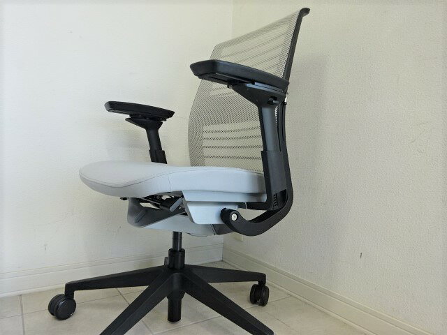 ■スチールケース ニューシンクチェア ココナッツXニッケル3Dニット 4Dアーム★Steelcase NEW Think chair★腰痛軽減ランバサポート機能つき【中古】